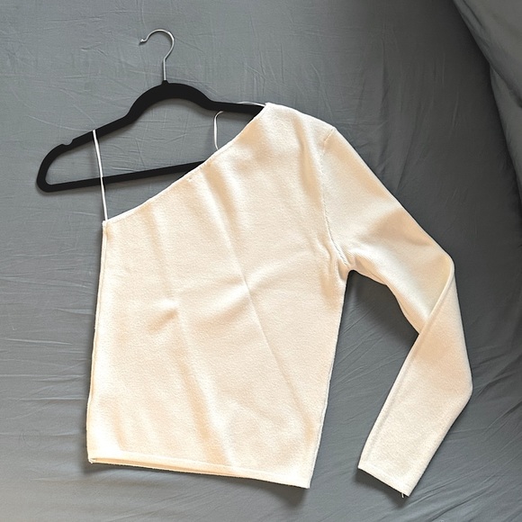 Single Sleeve Sweater - Picture 6 of 11